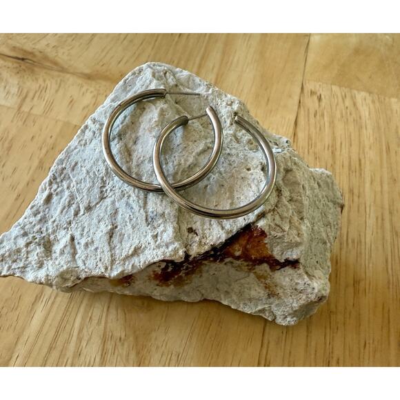 Women’s Pair of Simple Silver Tone Hoop Earrings‎ EUC - Picture 1 of 5